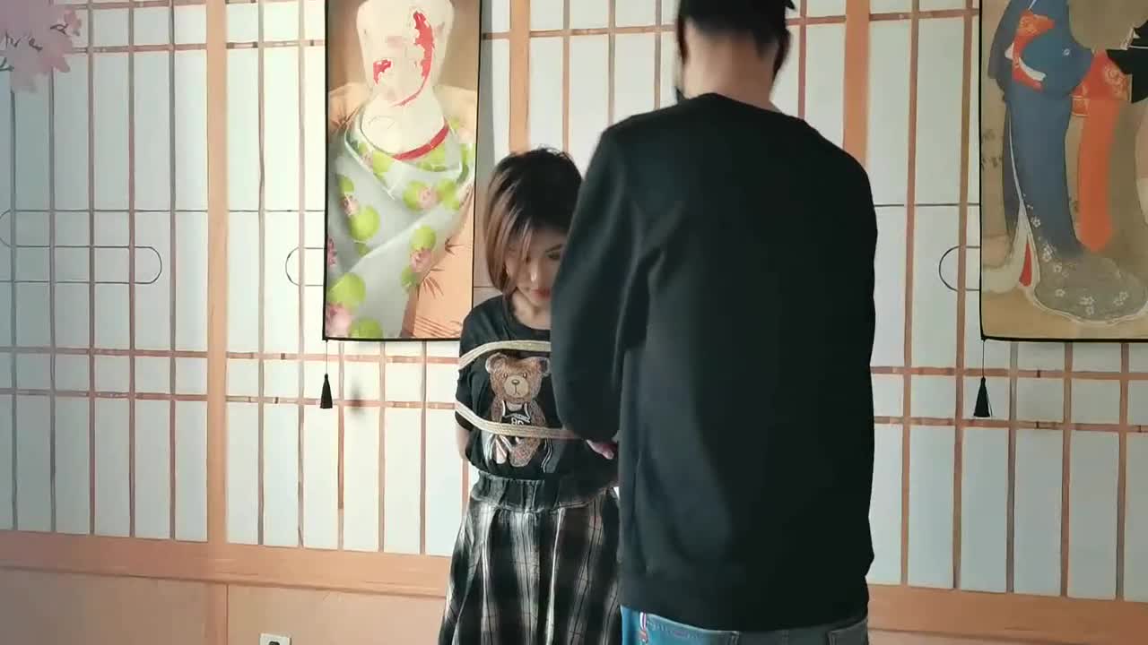 【一绳所爱】 外籍女孩洋洋边捆绑边聊天