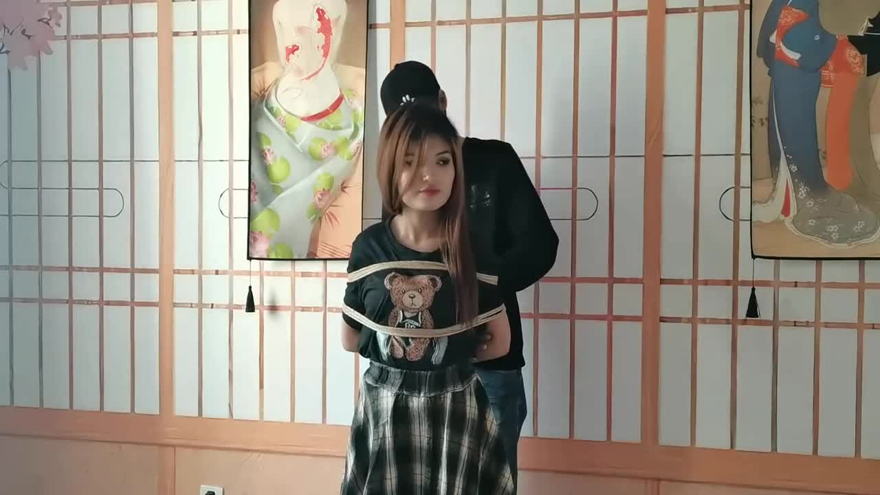 【一绳所爱】 外籍女孩洋洋边捆绑边聊天