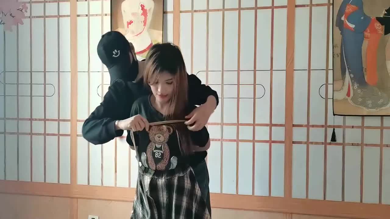 【一绳所爱】 外籍女孩洋洋边捆绑边聊天