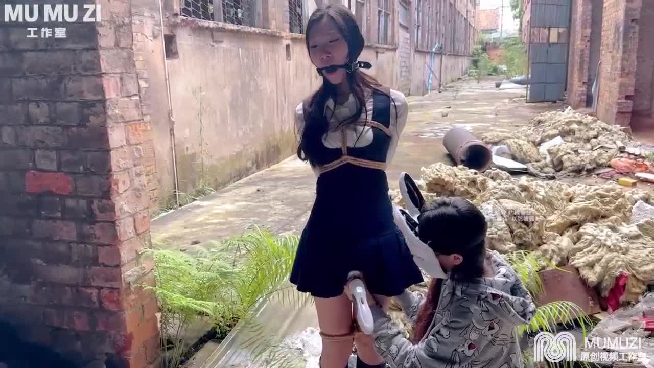 【MUMUZI 】为了拿回艳照只能乖乖就范&hellip;口球绑架户外放置强高