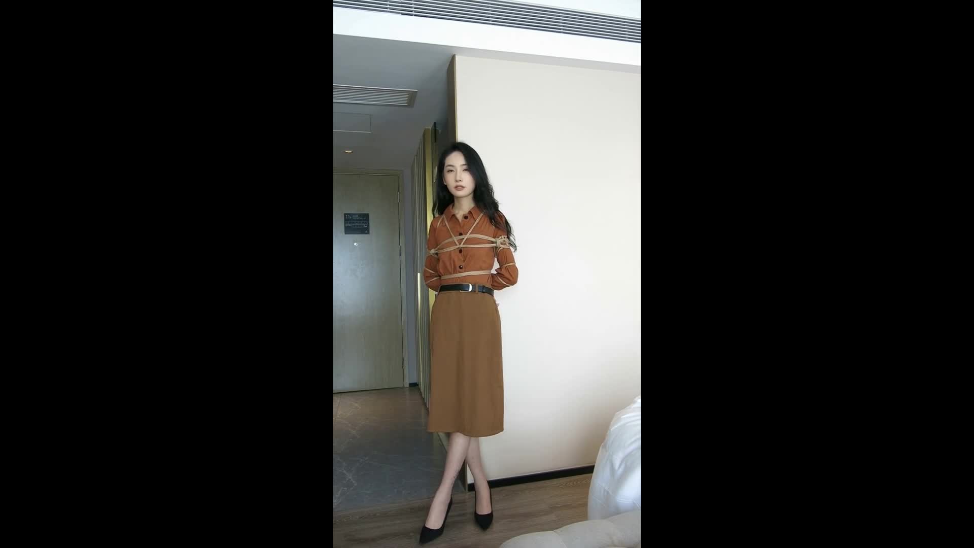 【玩绳的男孩】 知性美教师姐姐常服衬衫和长裙的捆绑折磨