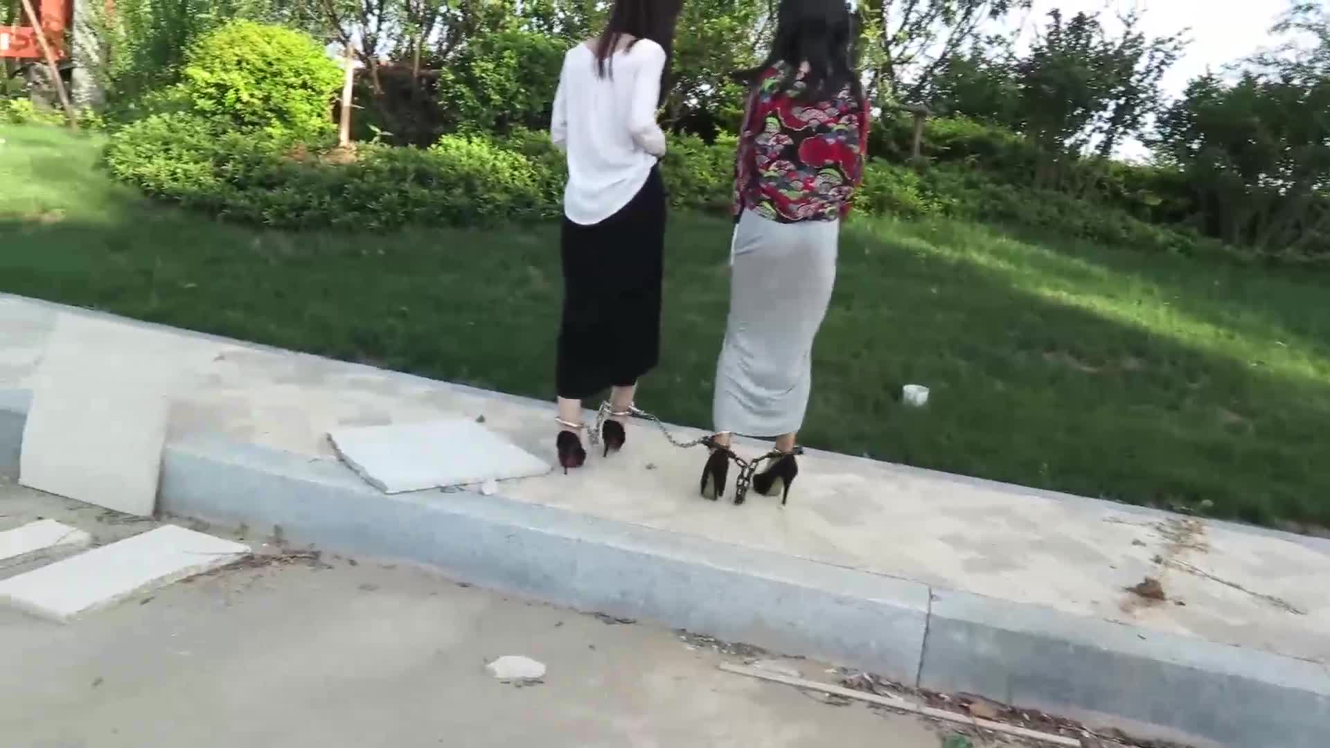 【魔法摄影】姐妹金属新玩法 裸足 丝袜 金属 野外