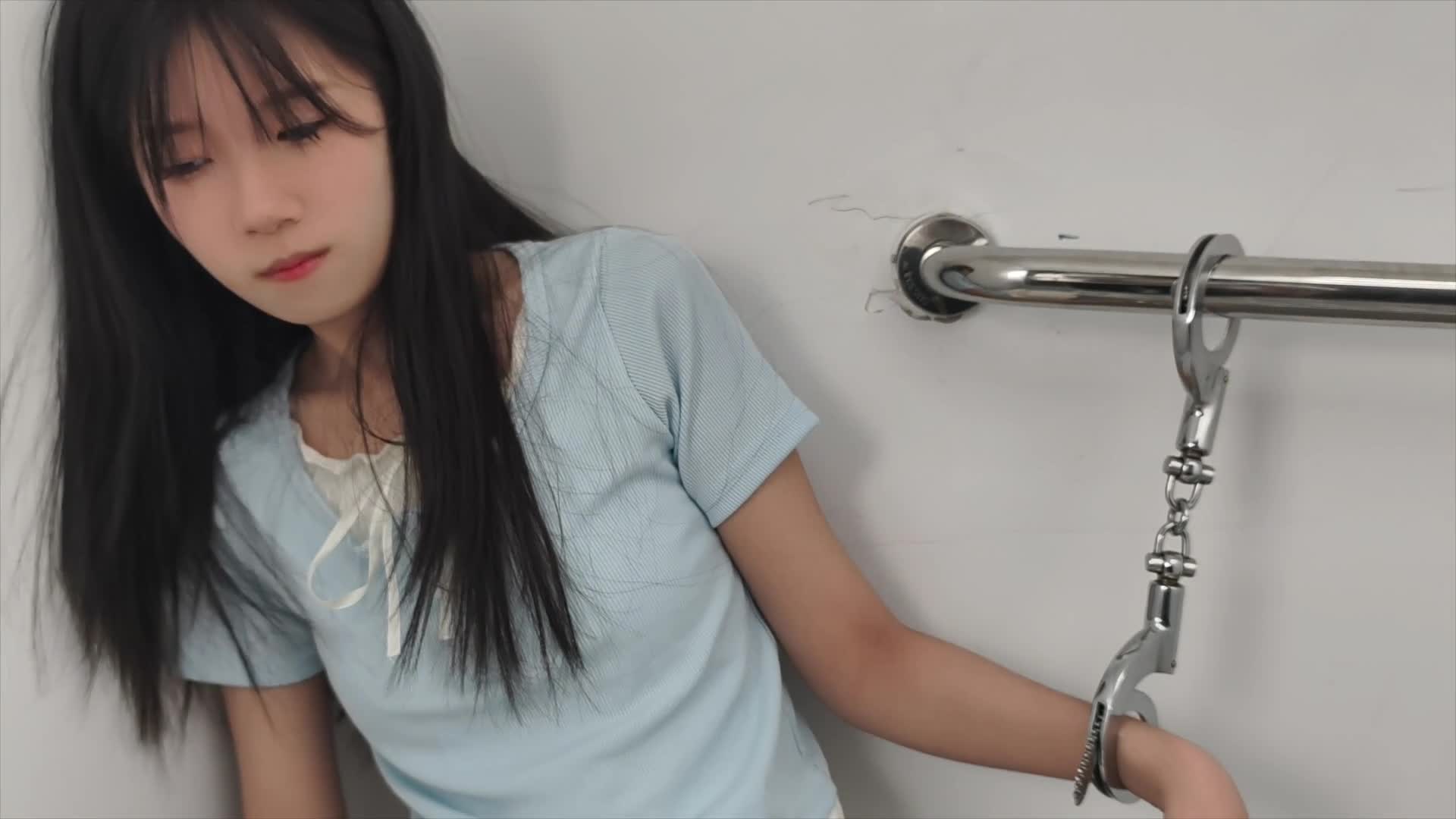 【忘忧社】 新模特菲菲第一部镣铐片，饰演嚣张的女犯