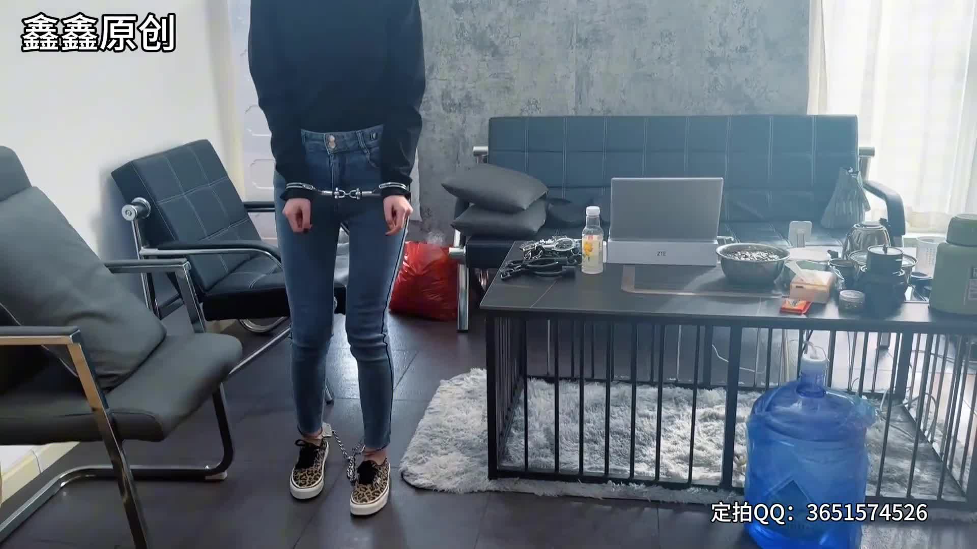 【鑫鑫原创】 美女监狱主题体验 自己戴上手锗脚镣