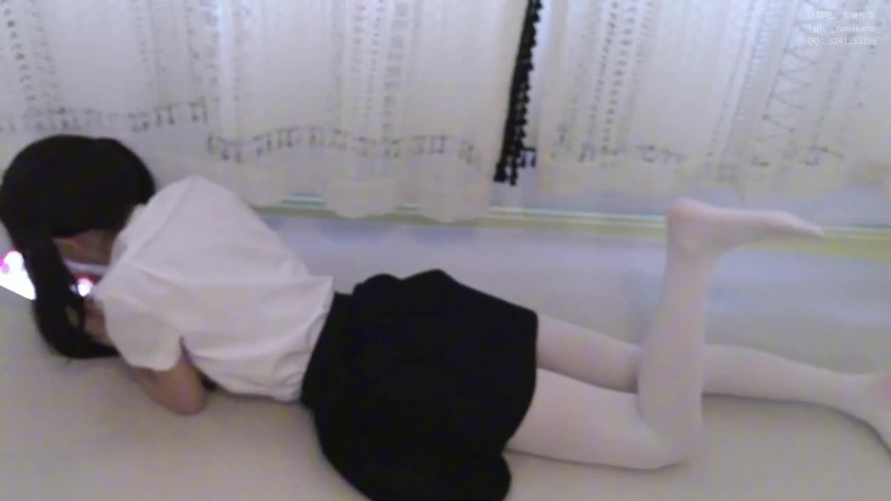 【尤美加奈】 JK少女独自在家，看小黄漫自缚被闯入