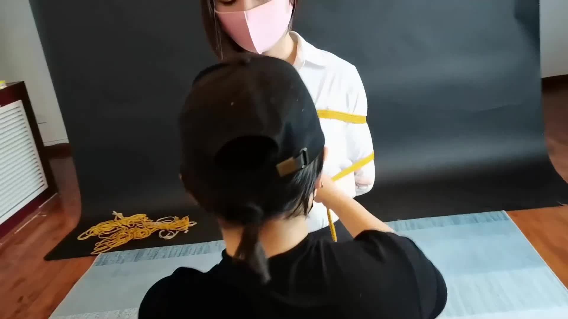 【一绳所爱】 小白被女绳师紧紧捆绑起来