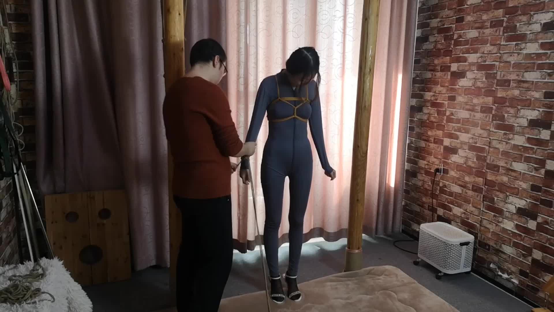 【随心原创】 彩彩 灰色连体衣 高挑 长腿 柱子上的禁锢调叫