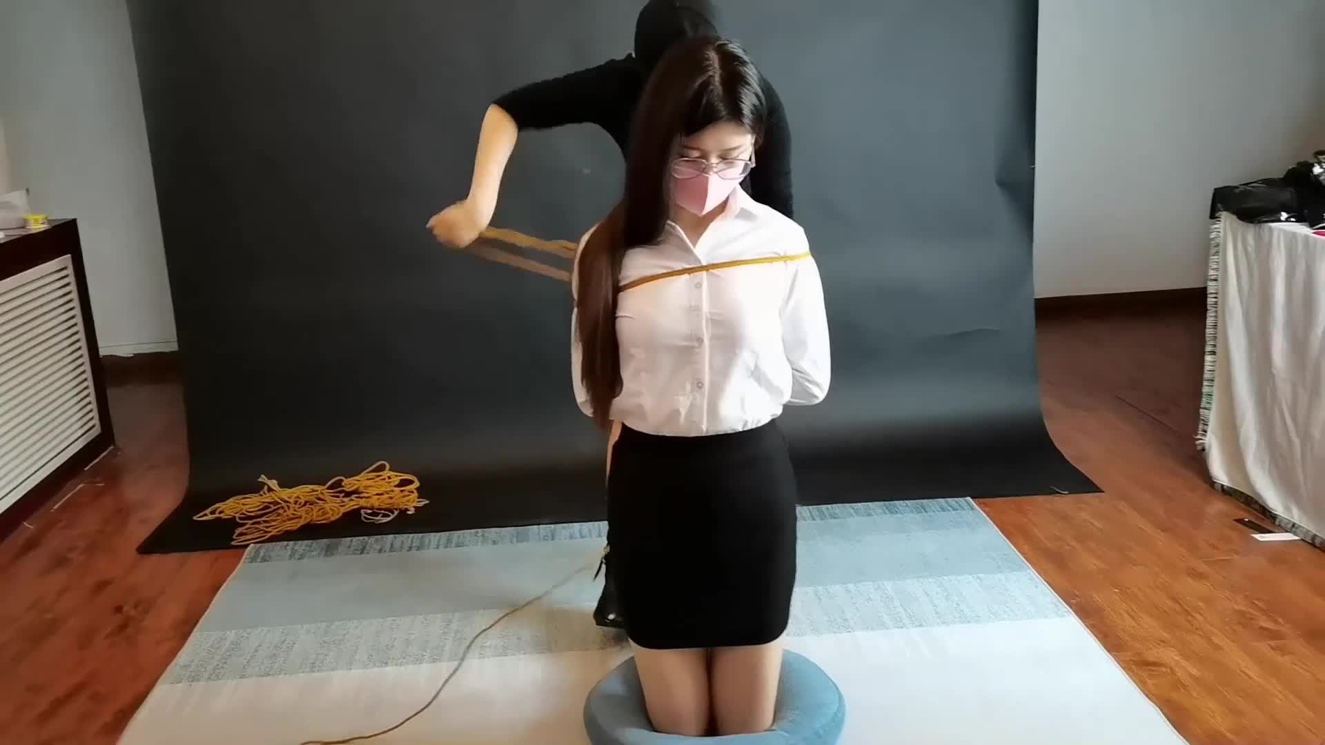 【一绳所爱】 小白被女绳师紧紧捆绑起来