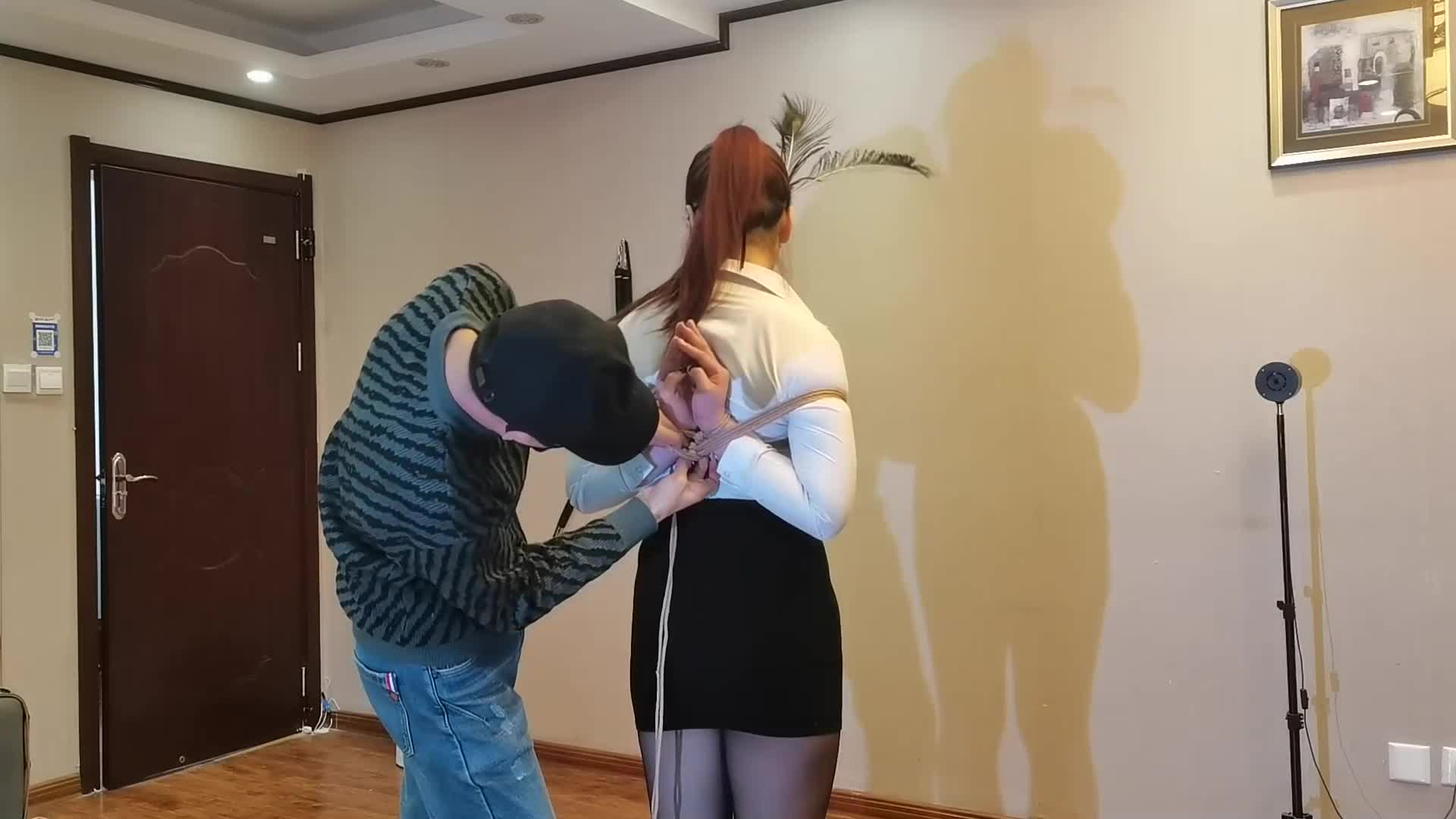 【一绳所爱】 丰盈的职业装女孩小阳，初次体验绳艺捆绑