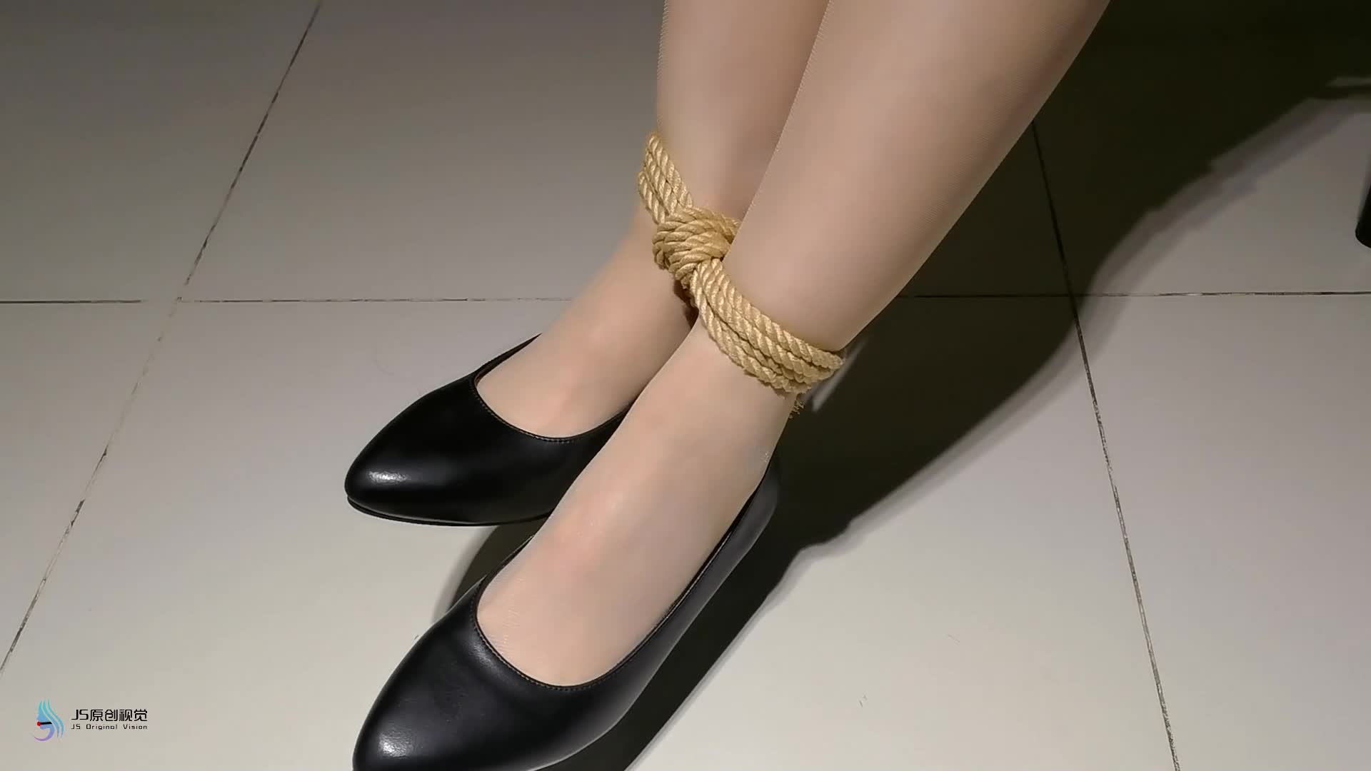 【JS原创】 逃犯的威胁~艾菲女人回家被入室抢劫胶带捆绑