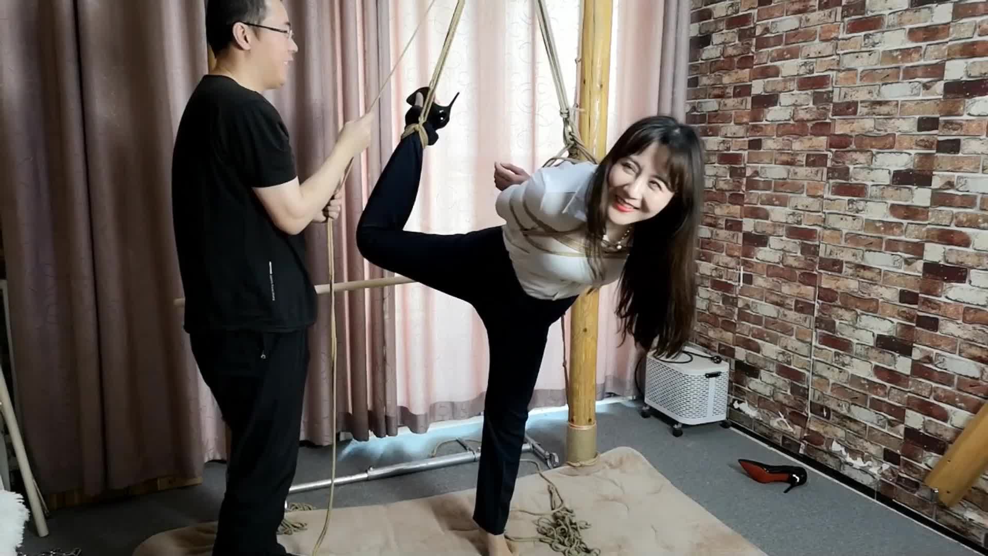 【束缘阁】 紫依 白衬西裤 极限单腿吊转圈