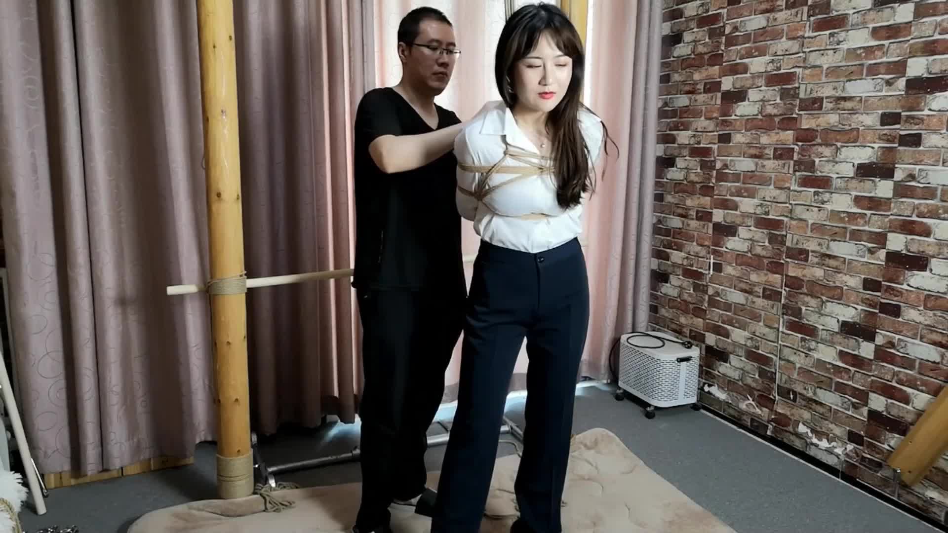 【束缘阁】 紫依 白衬西裤 极限单腿吊转圈