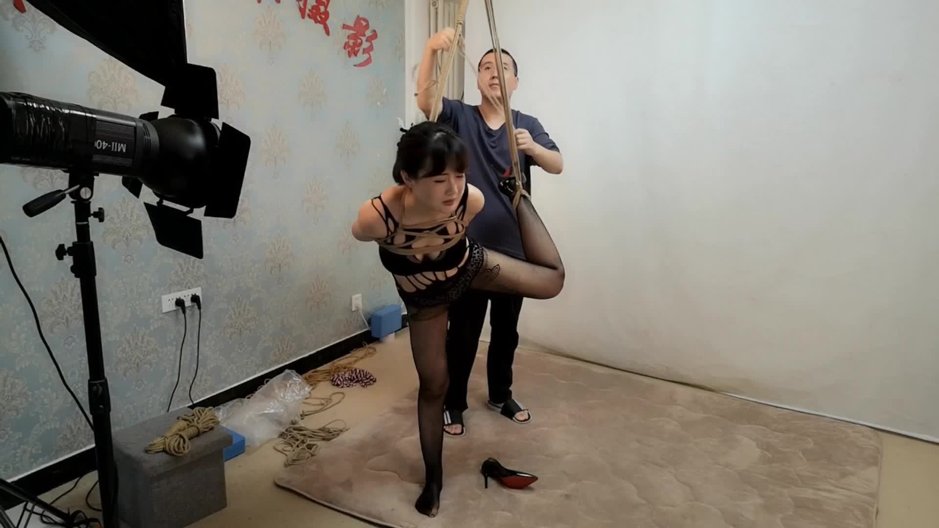 【束缘阁】 紫依 黑丝连体衣 痛苦的吊