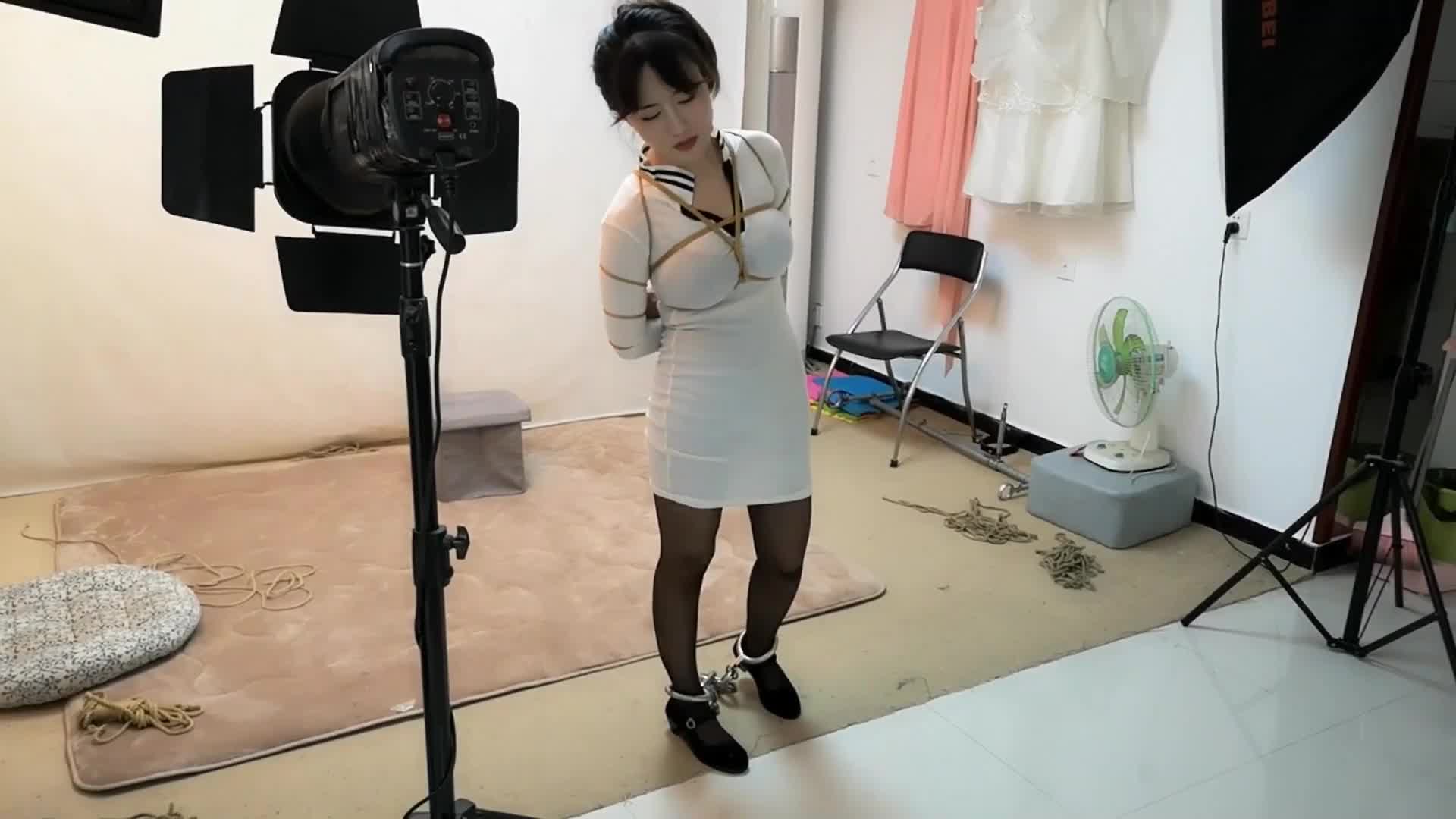 【束缘阁】 紫依 女烈 戴重镣的老虎凳