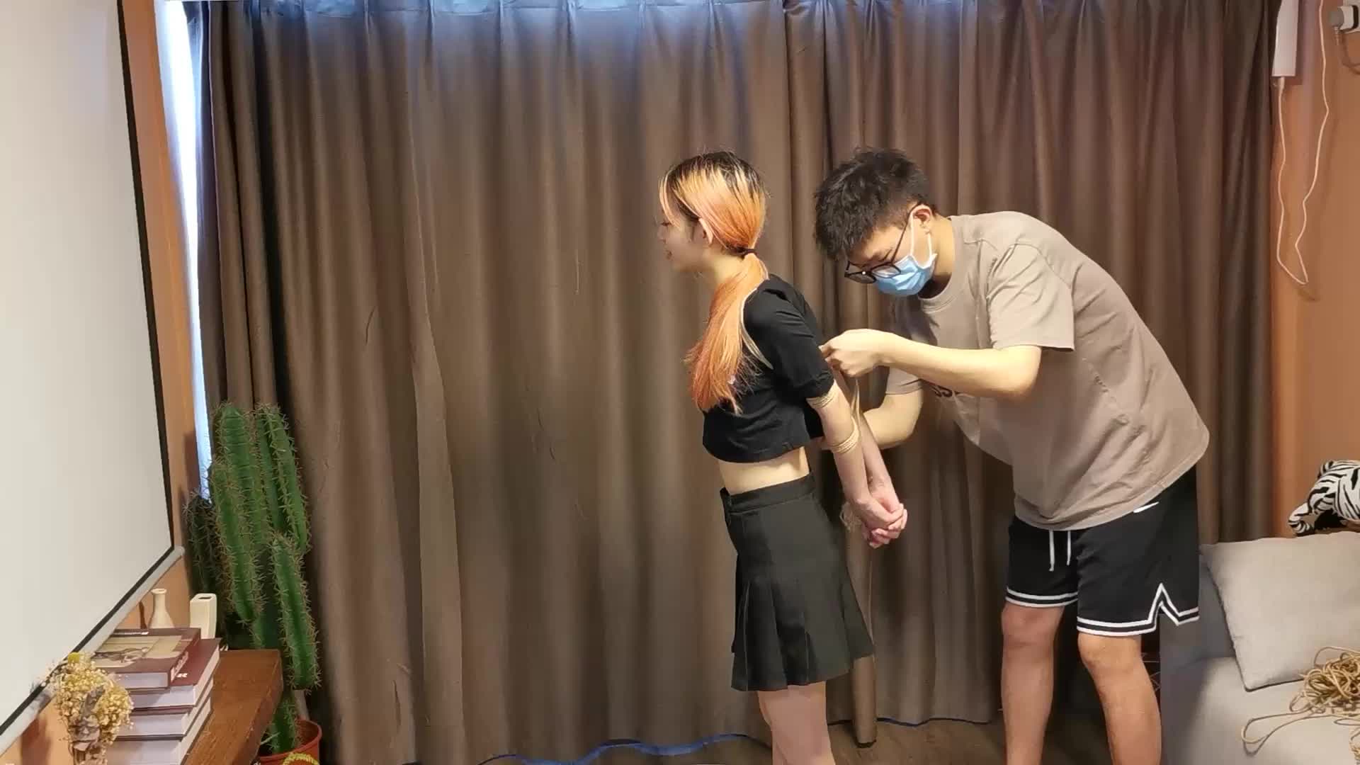 【奥特曼】 珊珊直臂大口球跪吊在栏杆上