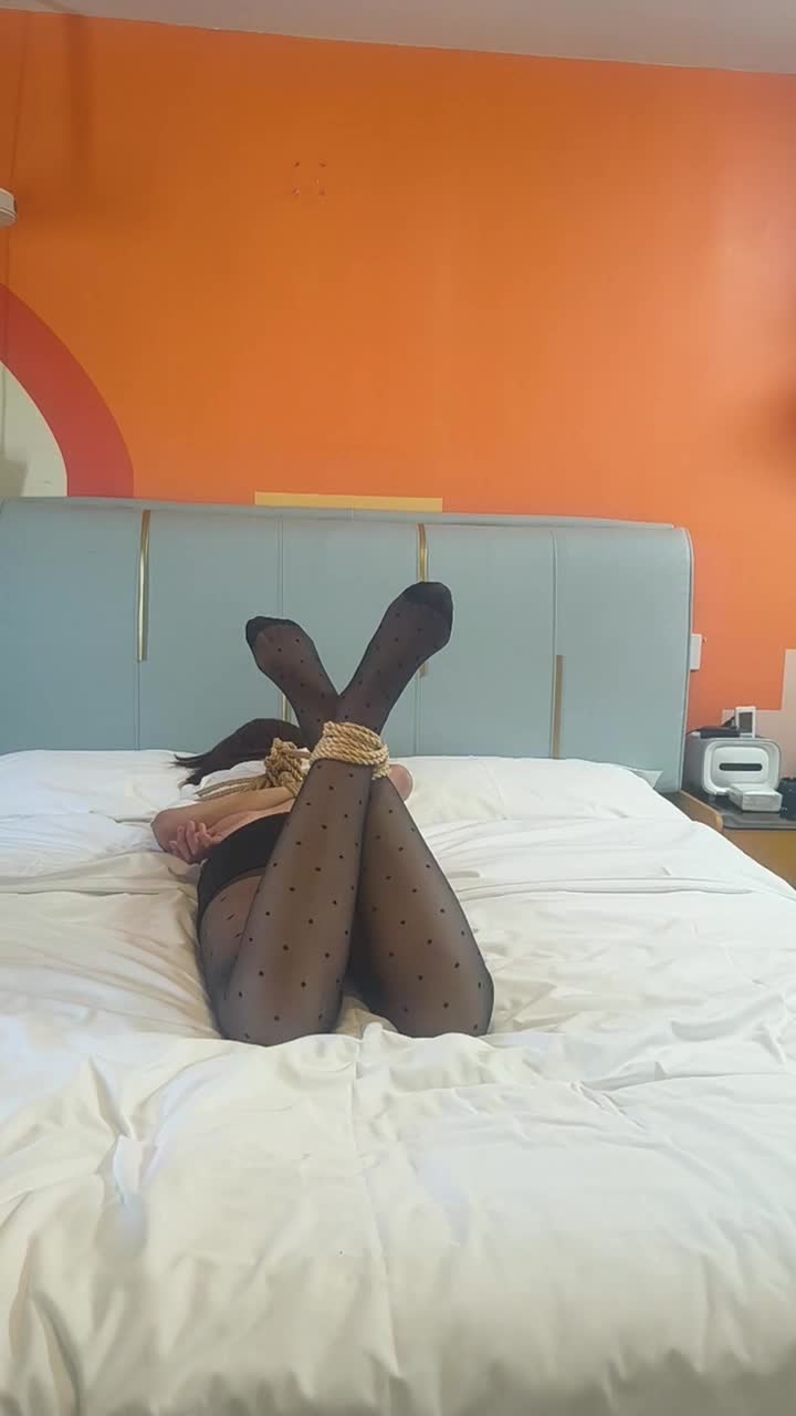 【网友原创】 05年的新模怡怡 波点黑丝