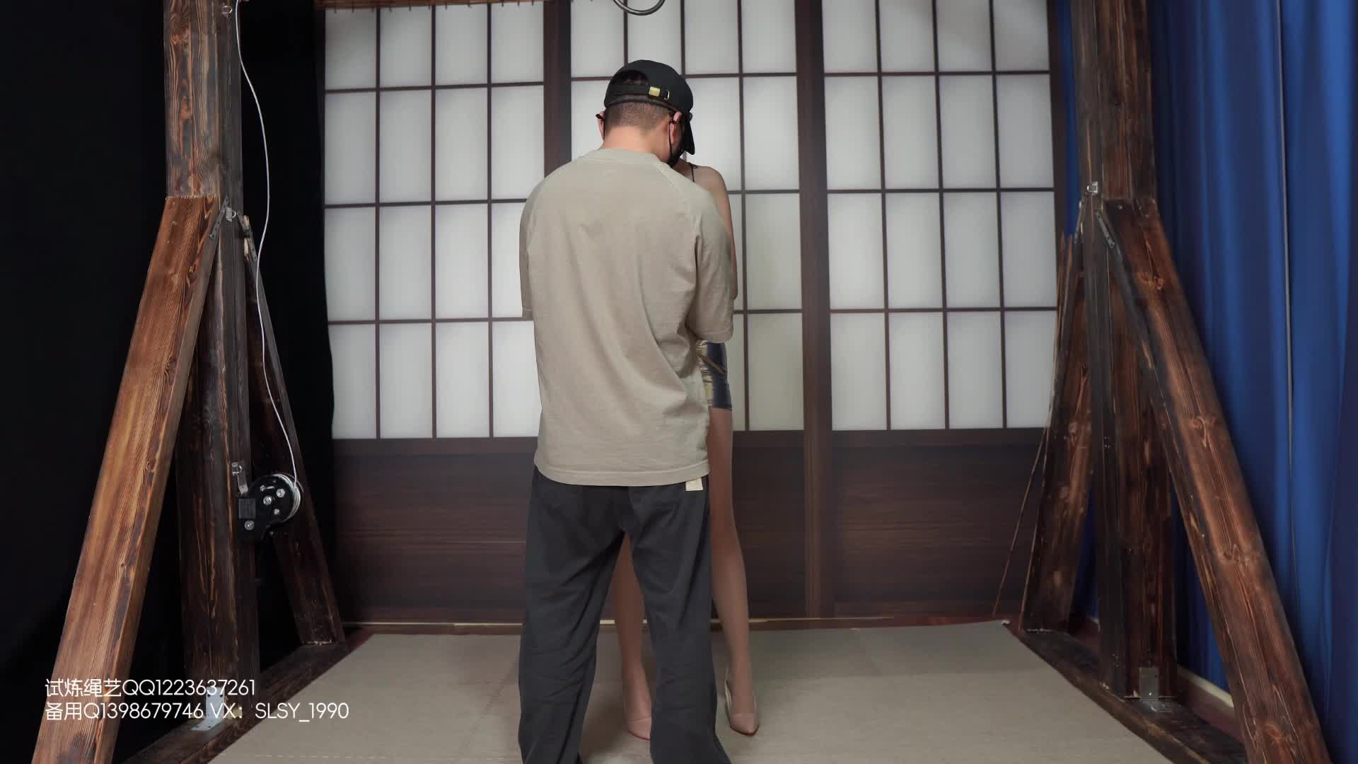 【试炼原创】 亮银色短裙搭配超薄肉丝踮脚