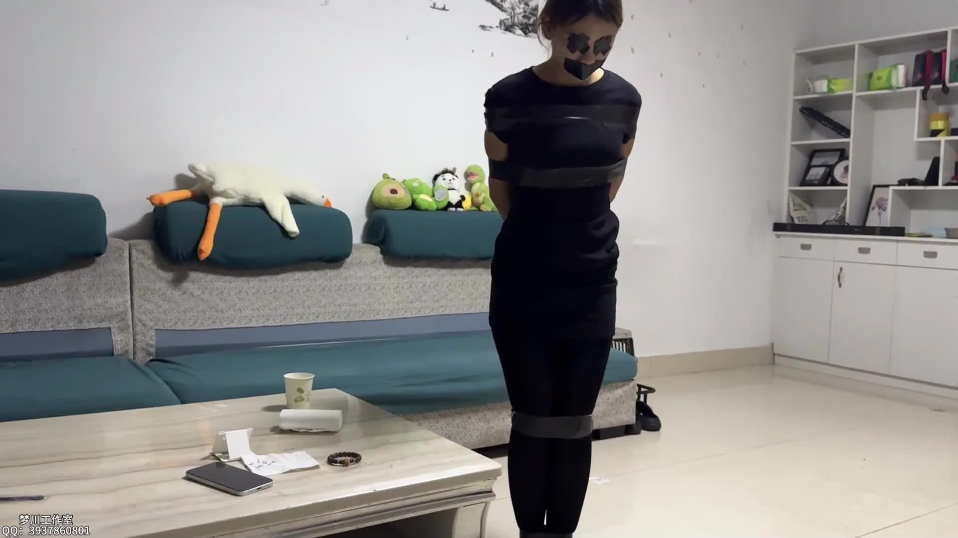 【禾一原创】 黑丝美女胶带脱缚寻物挑战