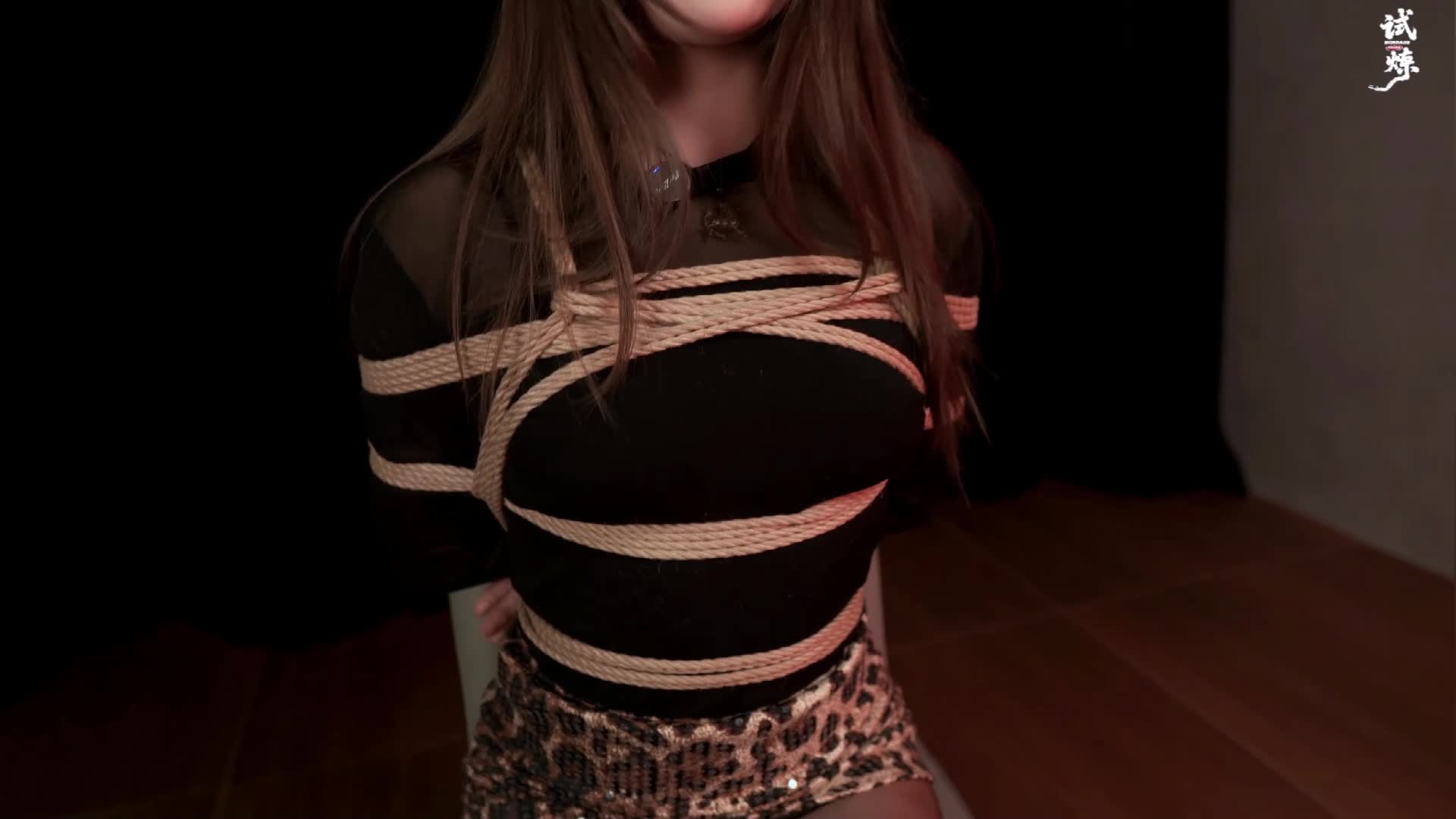 【试炼工作室】极致诱惑系列-豹纹短裙黑丝少女多姿势紧缚调教放置 (冷兮)