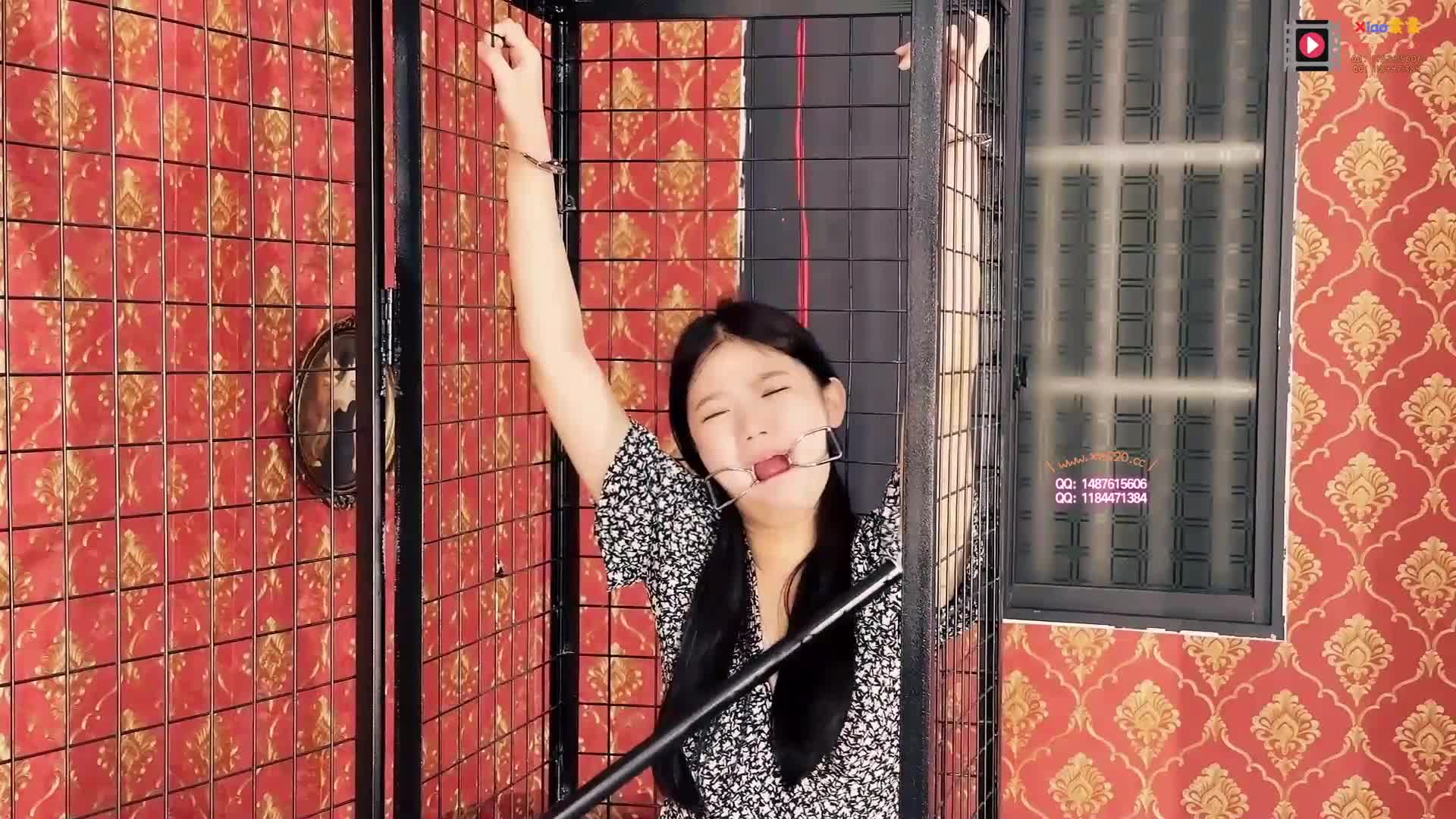 【xiao素素】 小美女佳佳体验铁笼 超大口球
